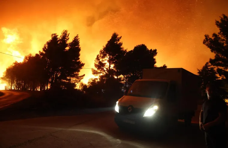 Ovo su prizori iz vatrene noći: Omi&scaron; u dimu i plamenu, vatra se nezaustavljivo &scaron;iri