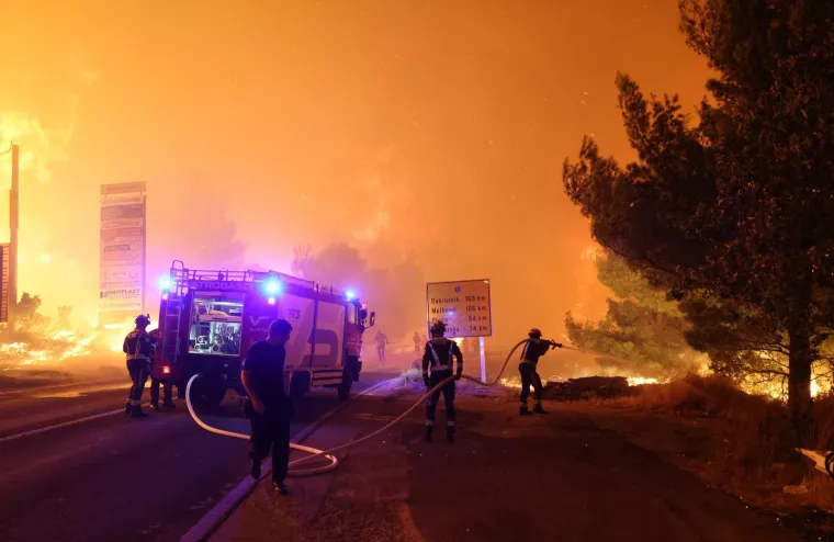 Ovo su prizori iz vatrene noći: Omi&scaron; u dimu i plamenu, vatra se nezaustavljivo &scaron;iri