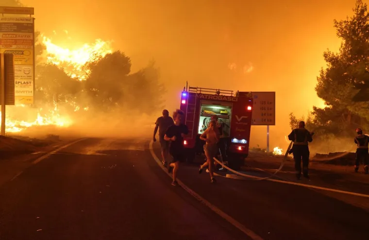 Ovo su prizori iz vatrene noći: Omi&scaron; u dimu i plamenu, vatra se nezaustavljivo &scaron;iri