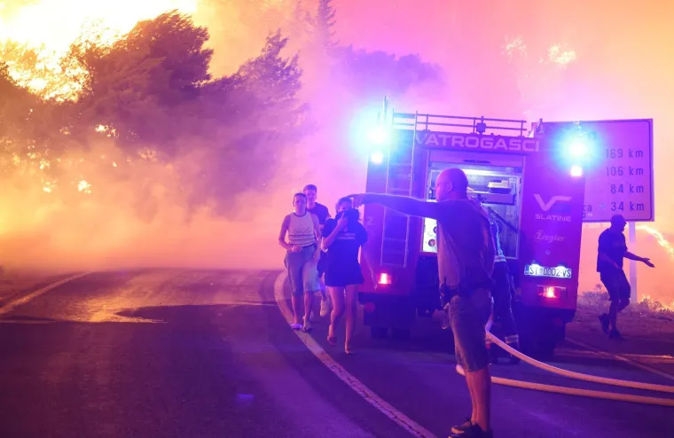 Ovo su prizori iz vatrene noći: Omi&scaron; u dimu i plamenu, vatra se nezaustavljivo &scaron;iri