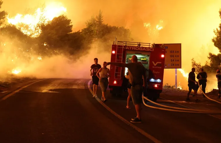 Ovo su prizori iz vatrene noći: Omi&scaron; u dimu i plamenu, vatra se nezaustavljivo &scaron;iri