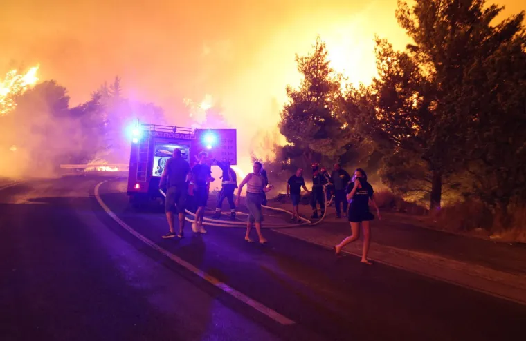 Ovo su prizori iz vatrene noći: Omi&scaron; u dimu i plamenu, vatra se nezaustavljivo &scaron;iri