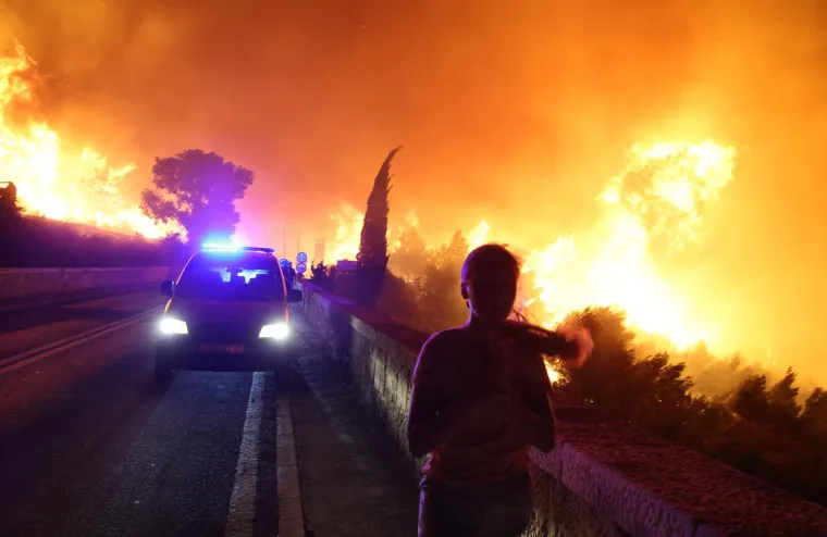 Ovo su prizori iz vatrene noći: Omi&scaron; u dimu i plamenu, vatra se nezaustavljivo &scaron;iri