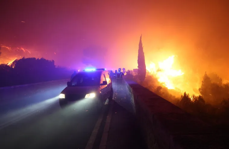 Ovo su prizori iz vatrene noći: Omi&scaron; u dimu i plamenu, vatra se nezaustavljivo &scaron;iri