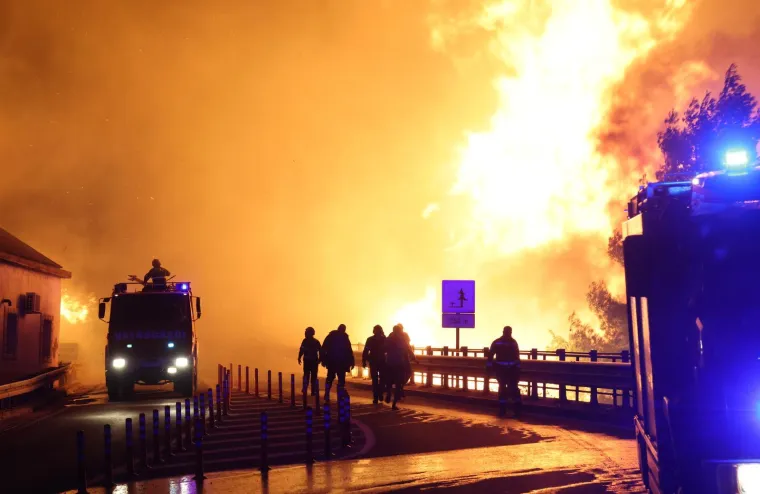 Ovo su prizori iz vatrene noći: Omi&scaron; u dimu i plamenu, vatra se nezaustavljivo &scaron;iri