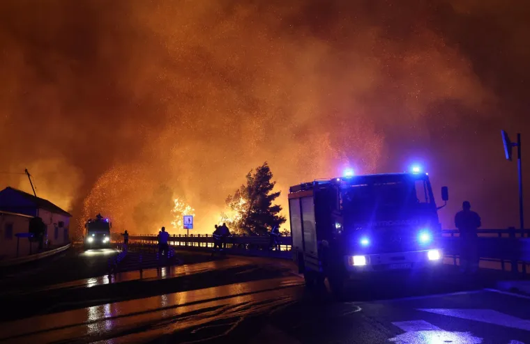 Ovo su prizori iz vatrene noći: Omi&scaron; u dimu i plamenu, vatra se nezaustavljivo &scaron;iri