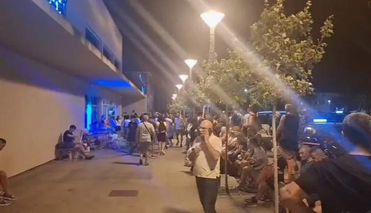 Ovo su prizori iz vatrene noći: Omi&scaron; u dimu i plamenu, vatra se nezaustavljivo &scaron;iri
