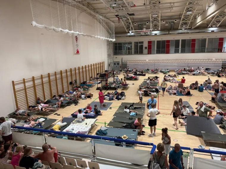 Ovo su prizori iz vatrene noći: Omi&scaron; u dimu i plamenu, vatra se nezaustavljivo &scaron;iri