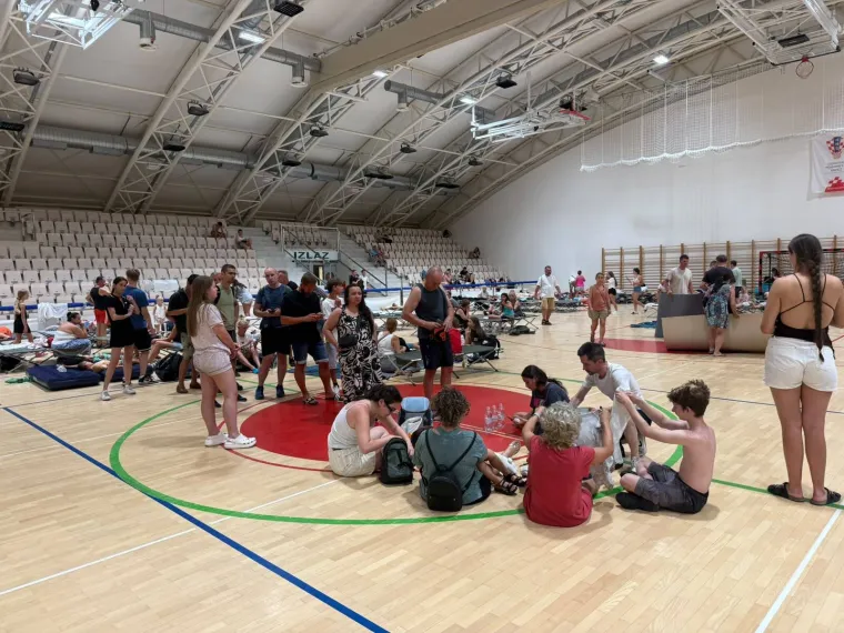 Ovo su prizori iz vatrene noći: Omi&scaron; u dimu i plamenu, vatra se nezaustavljivo &scaron;iri