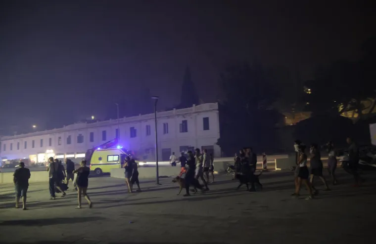 Ovo su prizori iz vatrene noći: Omi&scaron; u dimu i plamenu, vatra se nezaustavljivo &scaron;iri