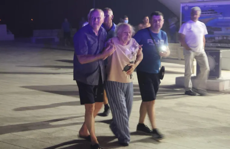 Ovo su prizori iz vatrene noći: Omi&scaron; u dimu i plamenu, vatra se nezaustavljivo &scaron;iri