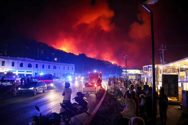 Ovo su prizori iz vatrene noći: Omi&scaron; u dimu i plamenu, vatra se nezaustavljivo &scaron;iri