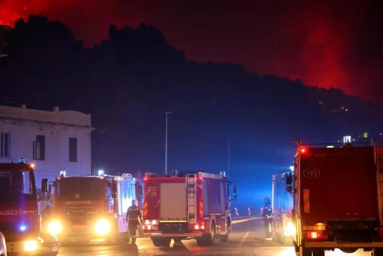 Ovo su prizori iz vatrene noći: Omi&scaron; u dimu i plamenu, vatra se nezaustavljivo &scaron;iri