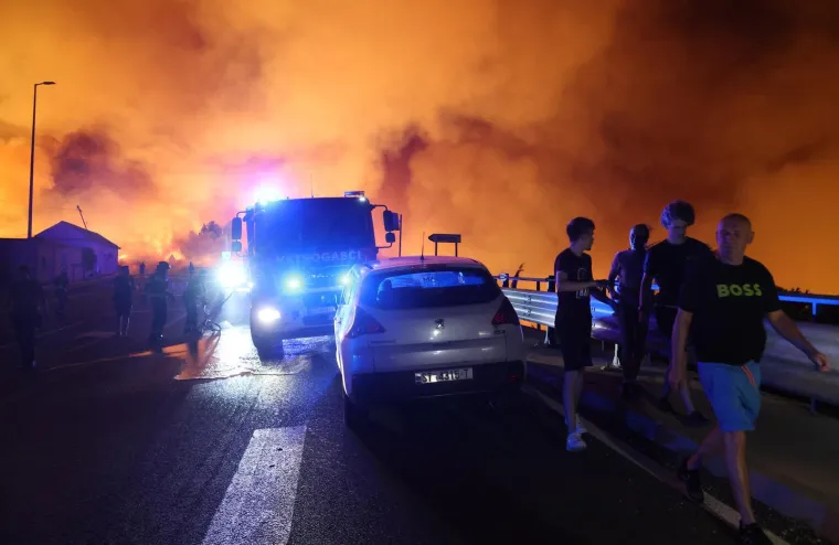 Ovo su prizori iz vatrene noći: Omi&scaron; u dimu i plamenu, vatra se nezaustavljivo &scaron;iri