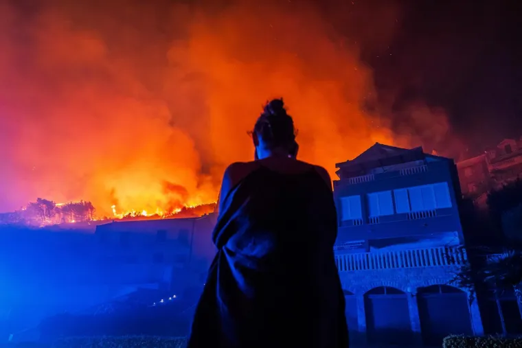 Ovo su prizori iz vatrene noći: Omi&scaron; u dimu i plamenu, vatra se nezaustavljivo &scaron;iri