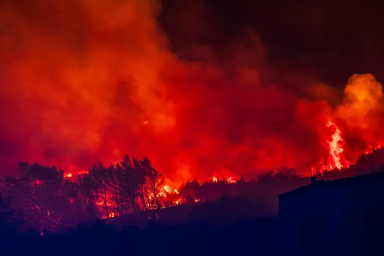 Ovo su prizori iz vatrene noći: Omi&scaron; u dimu i plamenu, vatra se nezaustavljivo &scaron;iri