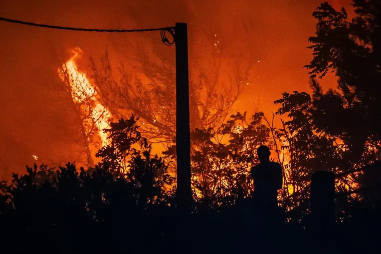 Ovo su prizori iz vatrene noći: Omi&scaron; u dimu i plamenu, vatra se nezaustavljivo &scaron;iri