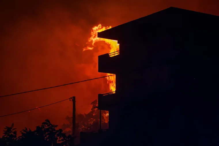 Ovo su prizori iz vatrene noći: Omi&scaron; u dimu i plamenu, vatra se nezaustavljivo &scaron;iri