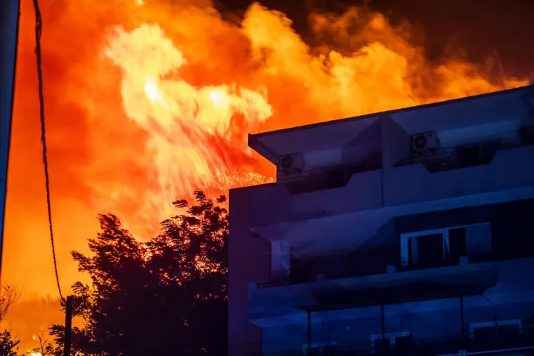 Ovo su prizori iz vatrene noći: Omi&scaron; u dimu i plamenu, vatra se nezaustavljivo &scaron;iri