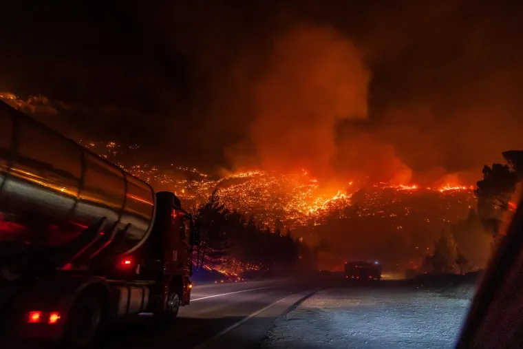 Ovo su prizori iz vatrene noći: Omi&scaron; u dimu i plamenu, vatra se nezaustavljivo &scaron;iri