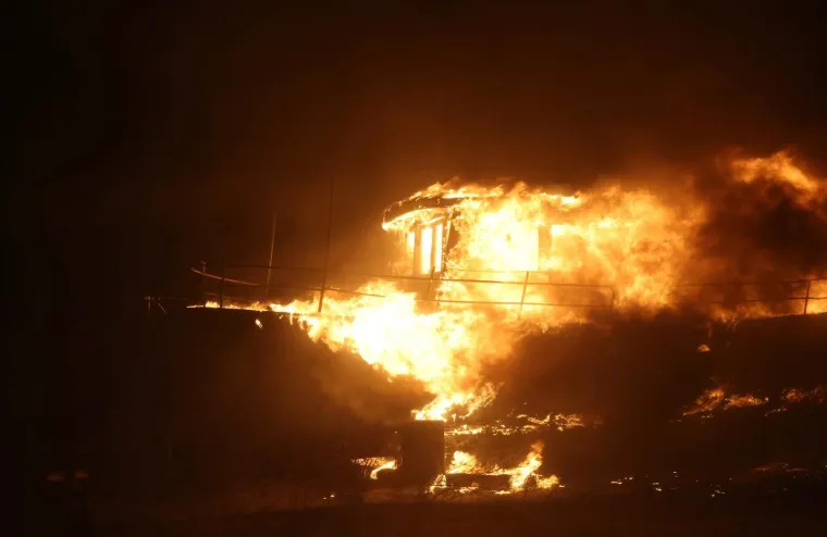Ovo su prizori iz vatrene noći: Omi&scaron; u dimu i plamenu, vatra se nezaustavljivo &scaron;iri