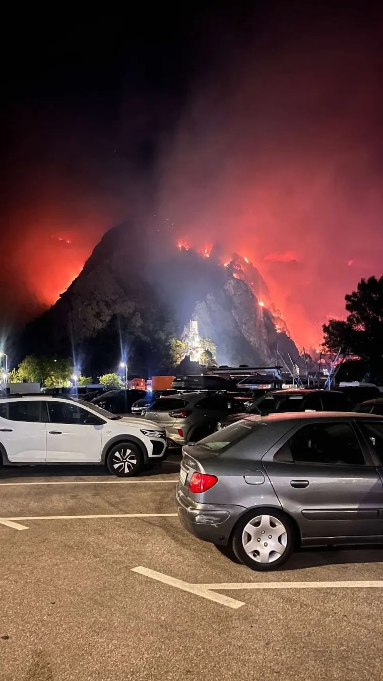 Ovo su prizori iz vatrene noći: Omi&scaron; u dimu i plamenu, vatra se nezaustavljivo &scaron;iri
