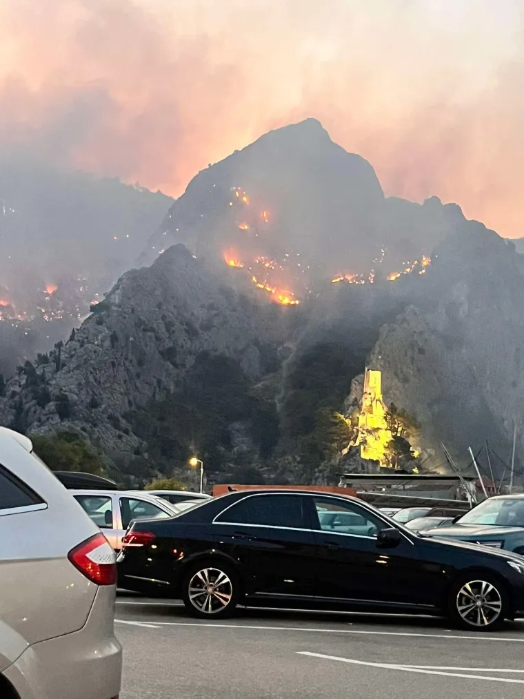 Ovo su prizori iz vatrene noći: Omi&scaron; u dimu i plamenu, vatra se nezaustavljivo &scaron;iri