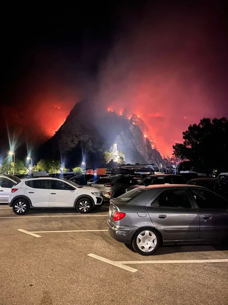 Ovo su prizori iz vatrene noći: Omi&scaron; u dimu i plamenu, vatra se nezaustavljivo &scaron;iri