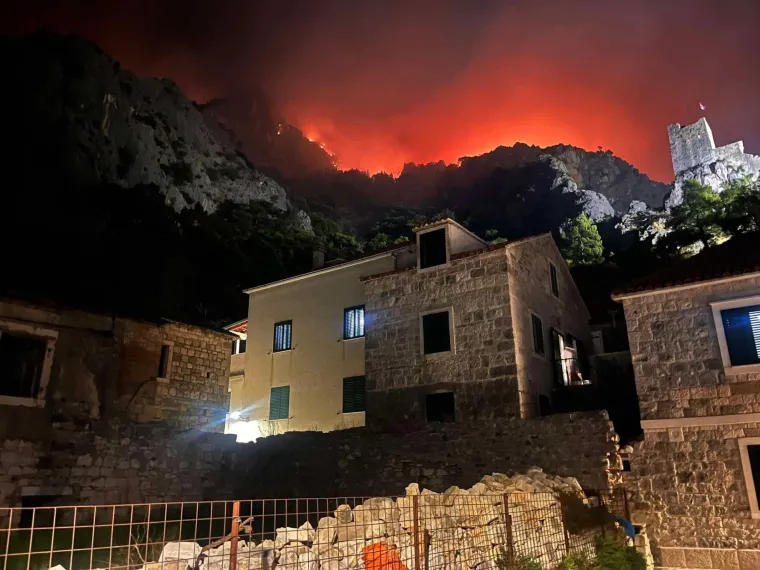 Ovo su prizori iz vatrene noći: Omi&scaron; u dimu i plamenu, vatra se nezaustavljivo &scaron;iri