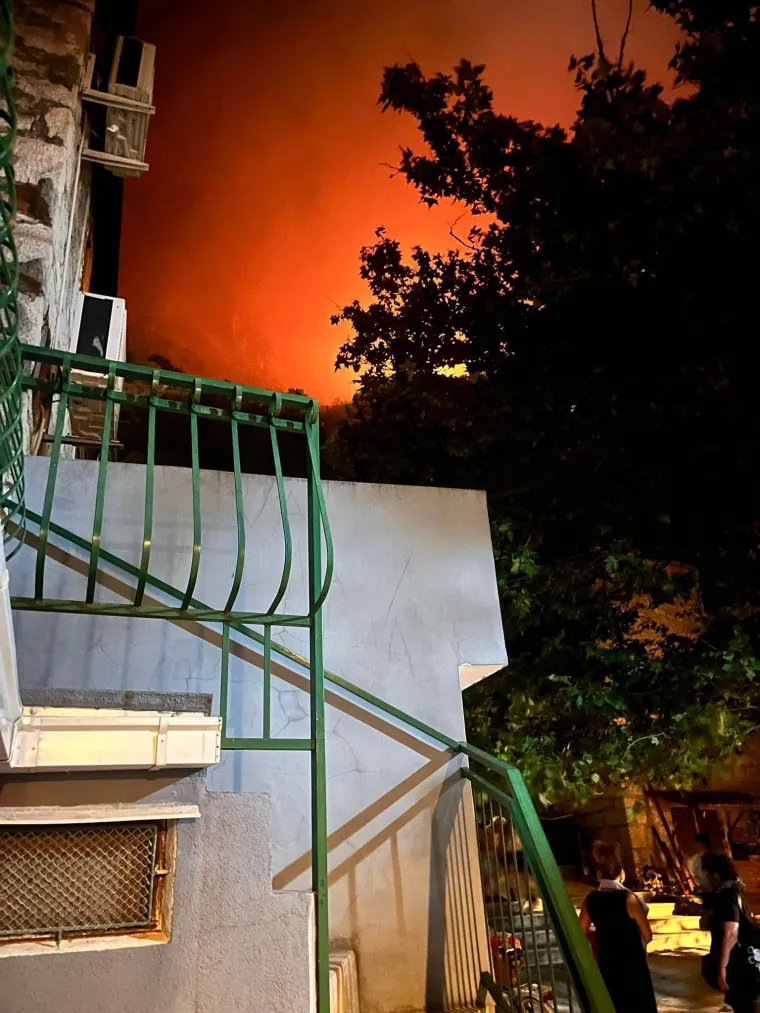 Ovo su prizori iz vatrene noći: Omi&scaron; u dimu i plamenu, vatra se nezaustavljivo &scaron;iri