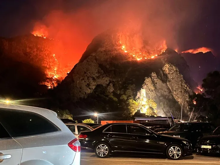 Ovo su prizori iz vatrene noći: Omi&scaron; u dimu i plamenu, vatra se nezaustavljivo &scaron;iri