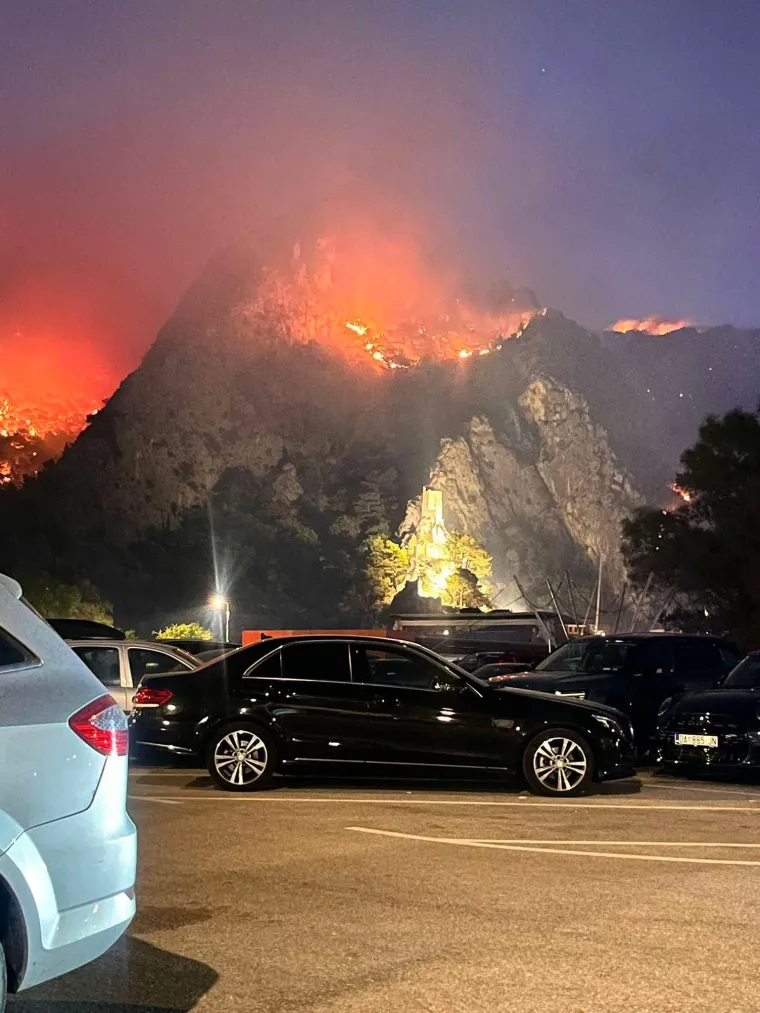 Ovo su prizori iz vatrene noći: Omi&scaron; u dimu i plamenu, vatra se nezaustavljivo &scaron;iri