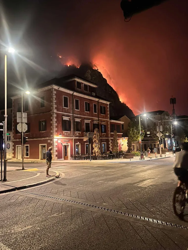 Ovo su prizori iz vatrene noći: Omi&scaron; u dimu i plamenu, vatra se nezaustavljivo &scaron;iri
