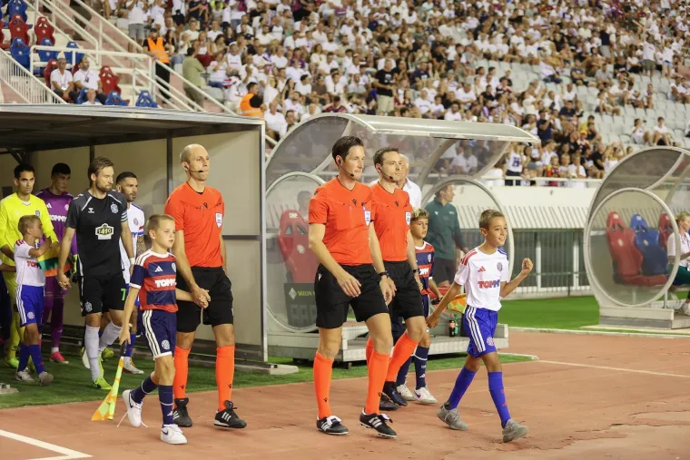 Pogledajte tko se pojavio u loži Hajduka: Plavu&scaron;a s kultnom zastavom je ukrala 'show'