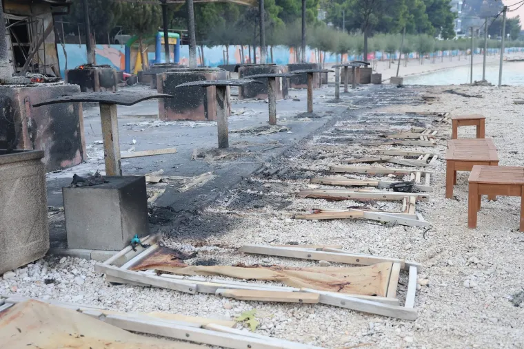 Ovako Omi&scaron; izgleda jutros: Sve je spaljeno, pogledajte izgorjele automobile i ogromnu &scaron;tetu