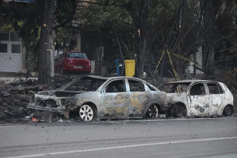 Ovako Omi&scaron; izgleda jutros: Sve je spaljeno, pogledajte izgorjele automobile i ogromnu &scaron;tetu