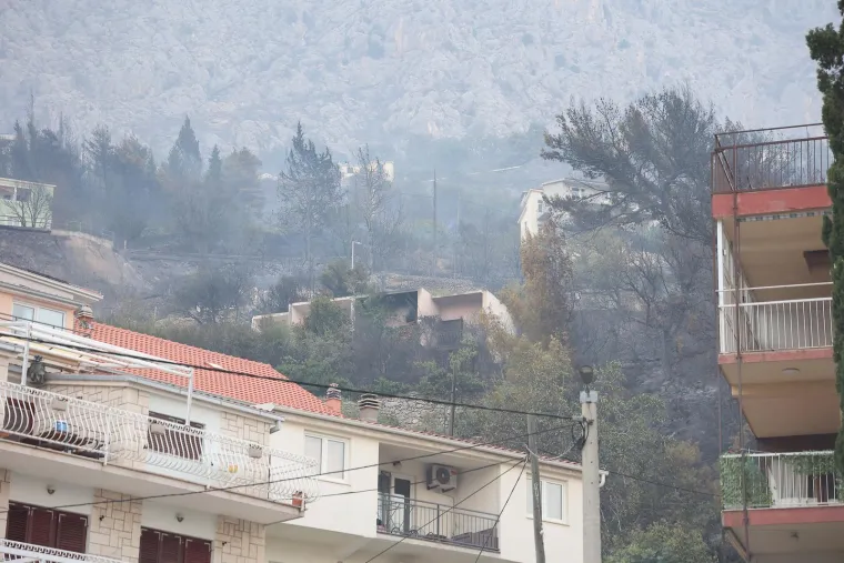 Ovako Omi&scaron; izgleda jutros: Sve je spaljeno, pogledajte izgorjele automobile i ogromnu &scaron;tetu