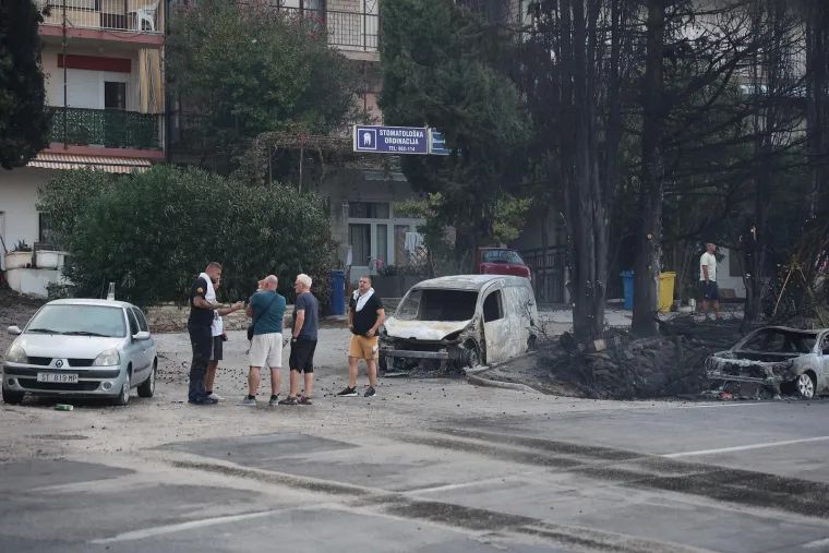 Ovako Omi&scaron; izgleda jutros: Sve je spaljeno, pogledajte izgorjele automobile i ogromnu &scaron;tetu