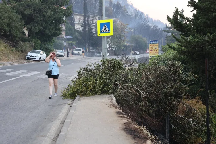 Ovako Omi&scaron; izgleda jutros: Sve je spaljeno, pogledajte izgorjele automobile i ogromnu &scaron;tetu