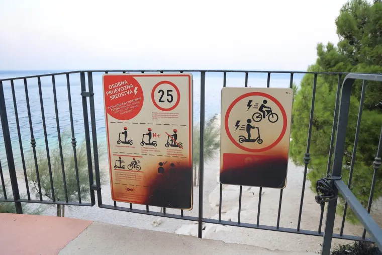 Ovako Omi&scaron; izgleda jutros: Sve je spaljeno, pogledajte izgorjele automobile i ogromnu &scaron;tetu