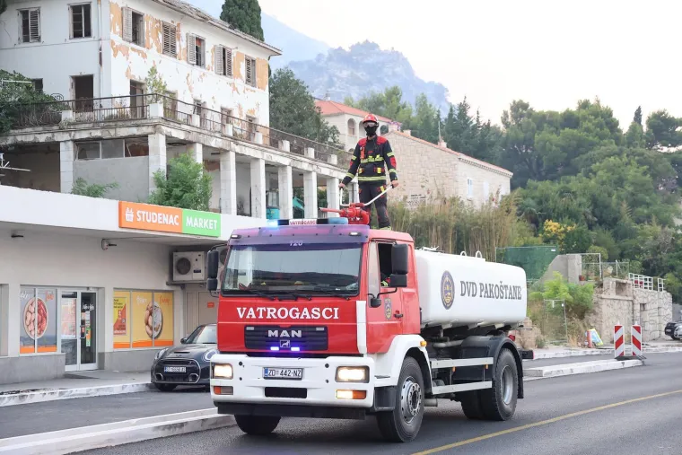 Ovako Omi&scaron; izgleda jutros: Sve je spaljeno, pogledajte izgorjele automobile i ogromnu &scaron;tetu
