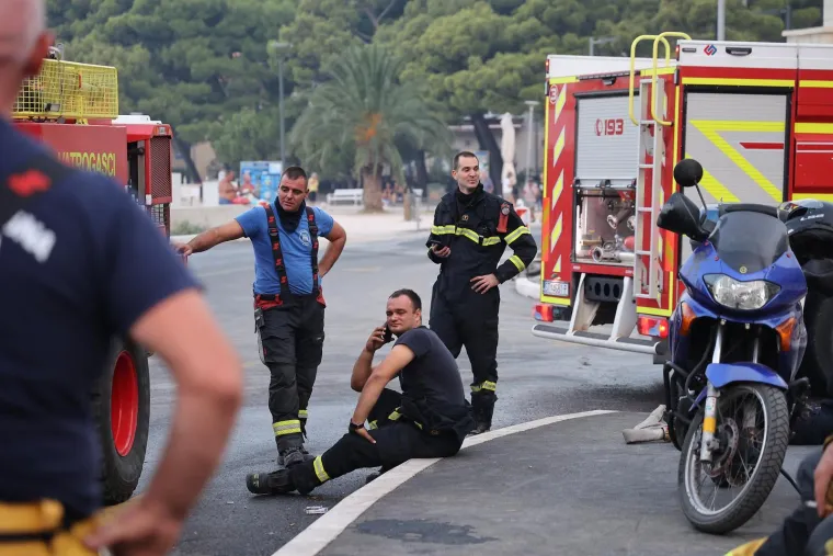 Ovako Omi&scaron; izgleda jutros: Sve je spaljeno, pogledajte izgorjele automobile i ogromnu &scaron;tetu