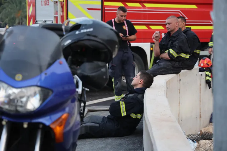 Ovako Omi&scaron; izgleda jutros: Sve je spaljeno, pogledajte izgorjele automobile i ogromnu &scaron;tetu