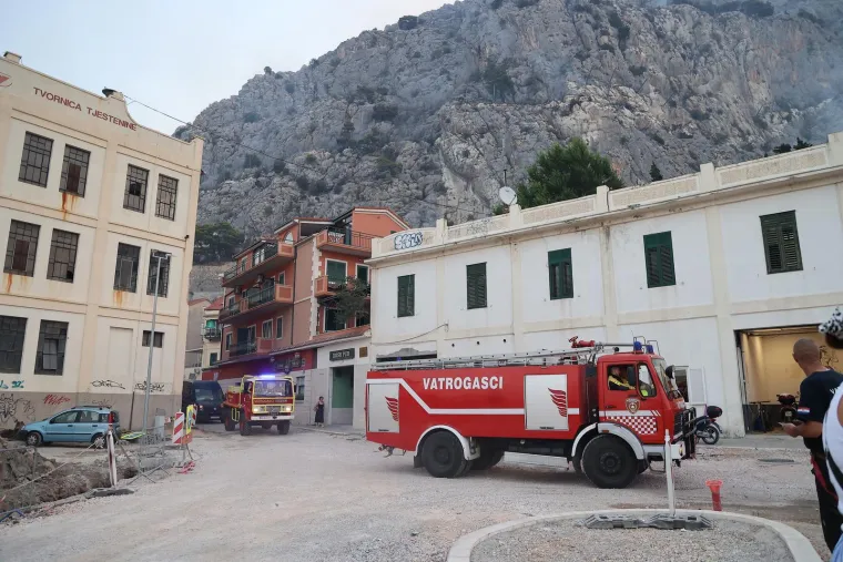Ovako Omi&scaron; izgleda jutros: Sve je spaljeno, pogledajte izgorjele automobile i ogromnu &scaron;tetu