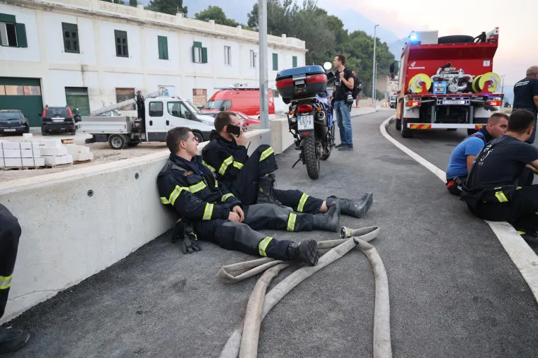 Ovako Omi&scaron; izgleda jutros: Sve je spaljeno, pogledajte izgorjele automobile i ogromnu &scaron;tetu