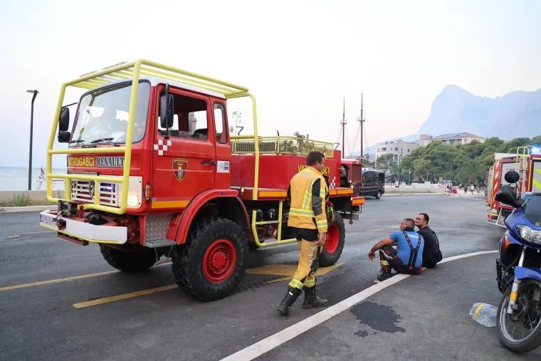 Ovako Omi&scaron; izgleda jutros: Sve je spaljeno, pogledajte izgorjele automobile i ogromnu &scaron;tetu