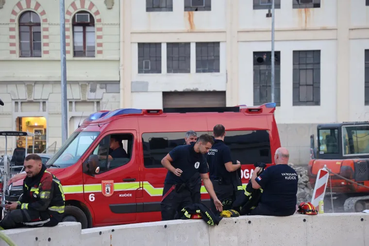 Ovako Omi&scaron; izgleda jutros: Sve je spaljeno, pogledajte izgorjele automobile i ogromnu &scaron;tetu