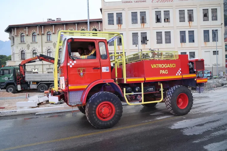 Ovako Omi&scaron; izgleda jutros: Sve je spaljeno, pogledajte izgorjele automobile i ogromnu &scaron;tetu