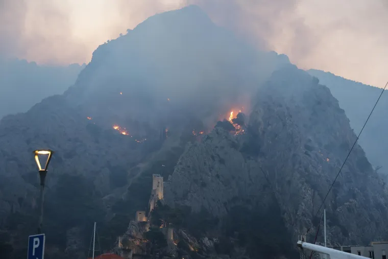 Ovako Omi&scaron; izgleda jutros: Sve je spaljeno, pogledajte izgorjele automobile i ogromnu &scaron;tetu