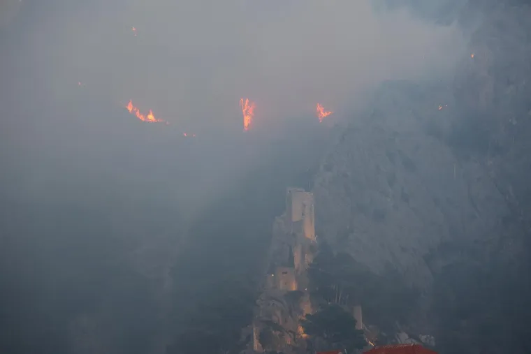 Ovako Omi&scaron; izgleda jutros: Sve je spaljeno, pogledajte izgorjele automobile i ogromnu &scaron;tetu